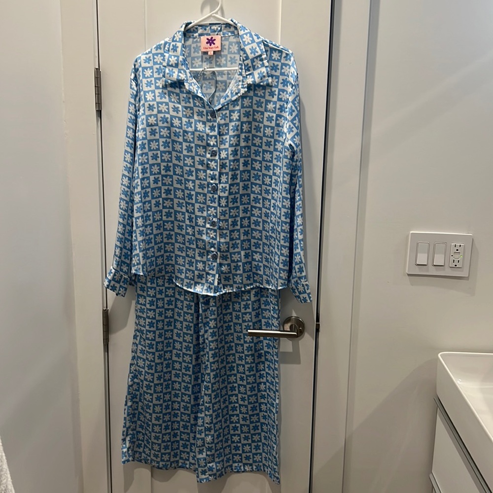 blue daisy silk pajama set, lisa says gah L